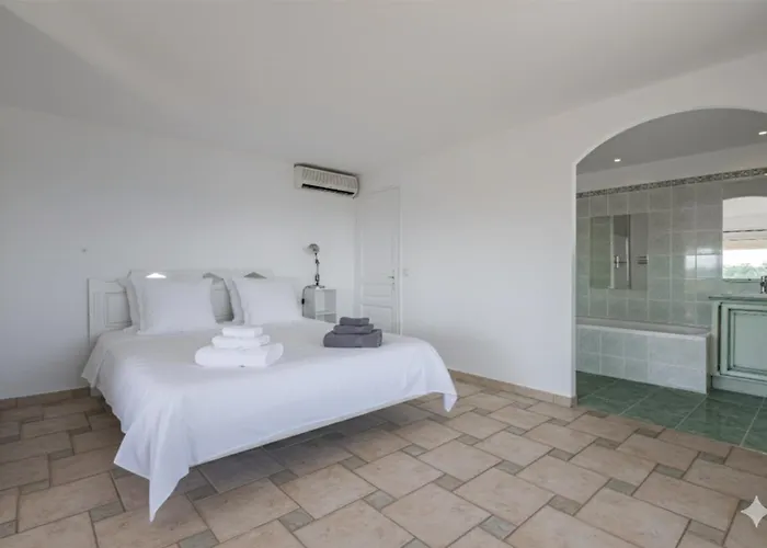 With Pool Near The Golf Course Sainte-Maxime