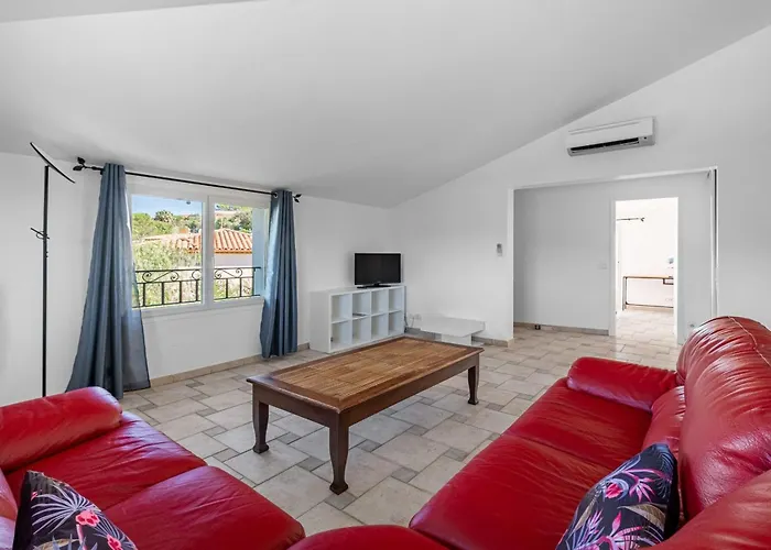 With Pool Near The Golf Course Апартаменты